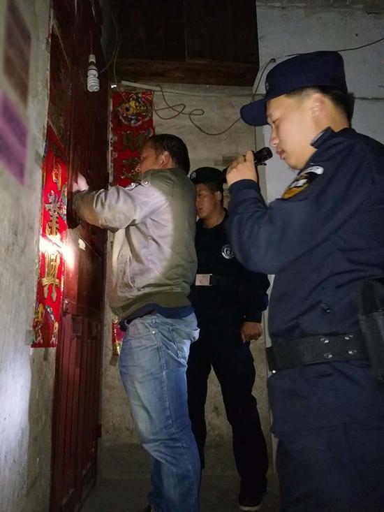 曲靖粗心妈妈误将幼女锁家中 民警全城寻开锁师傅开门