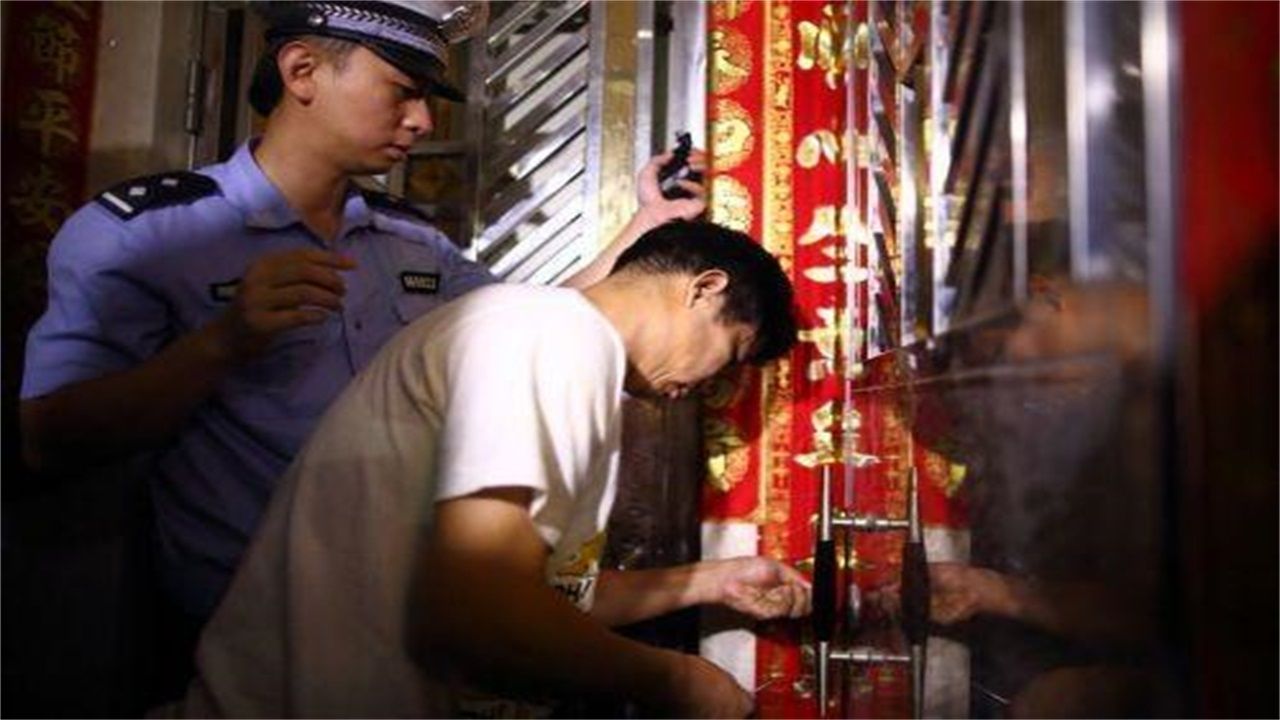 曲靖请开锁师傅开了锁后，师傅为什么一般都不进门，就算主人请也不进去？